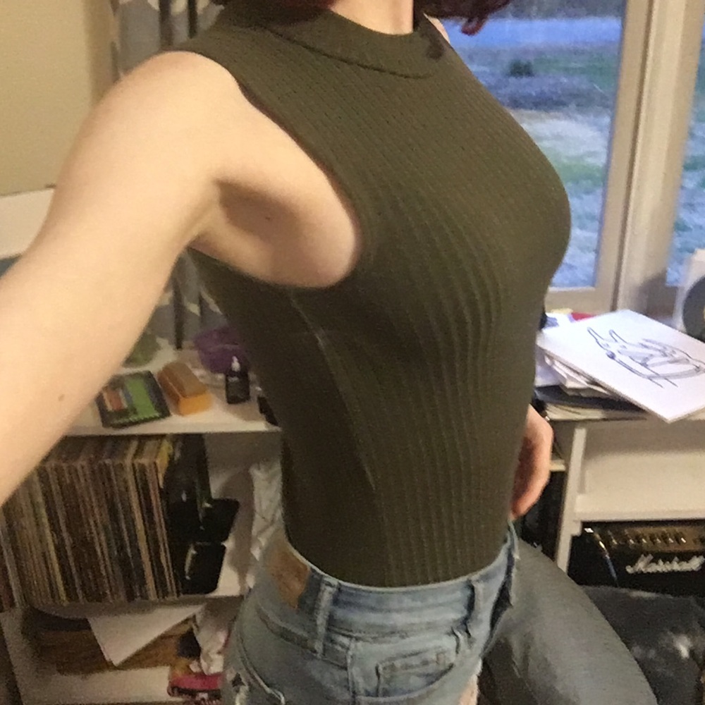 RUE 21 MOCK NECK SLEEVELESS TOP